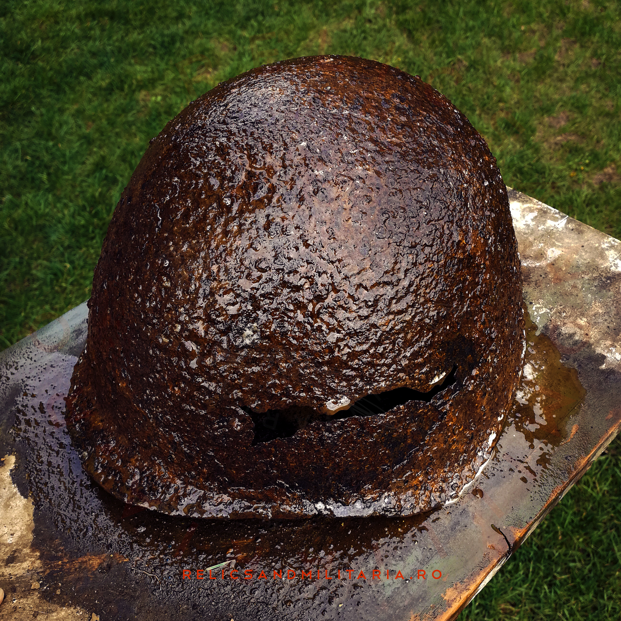Cleaning Russian ssh-40 relic helmet found in Romania