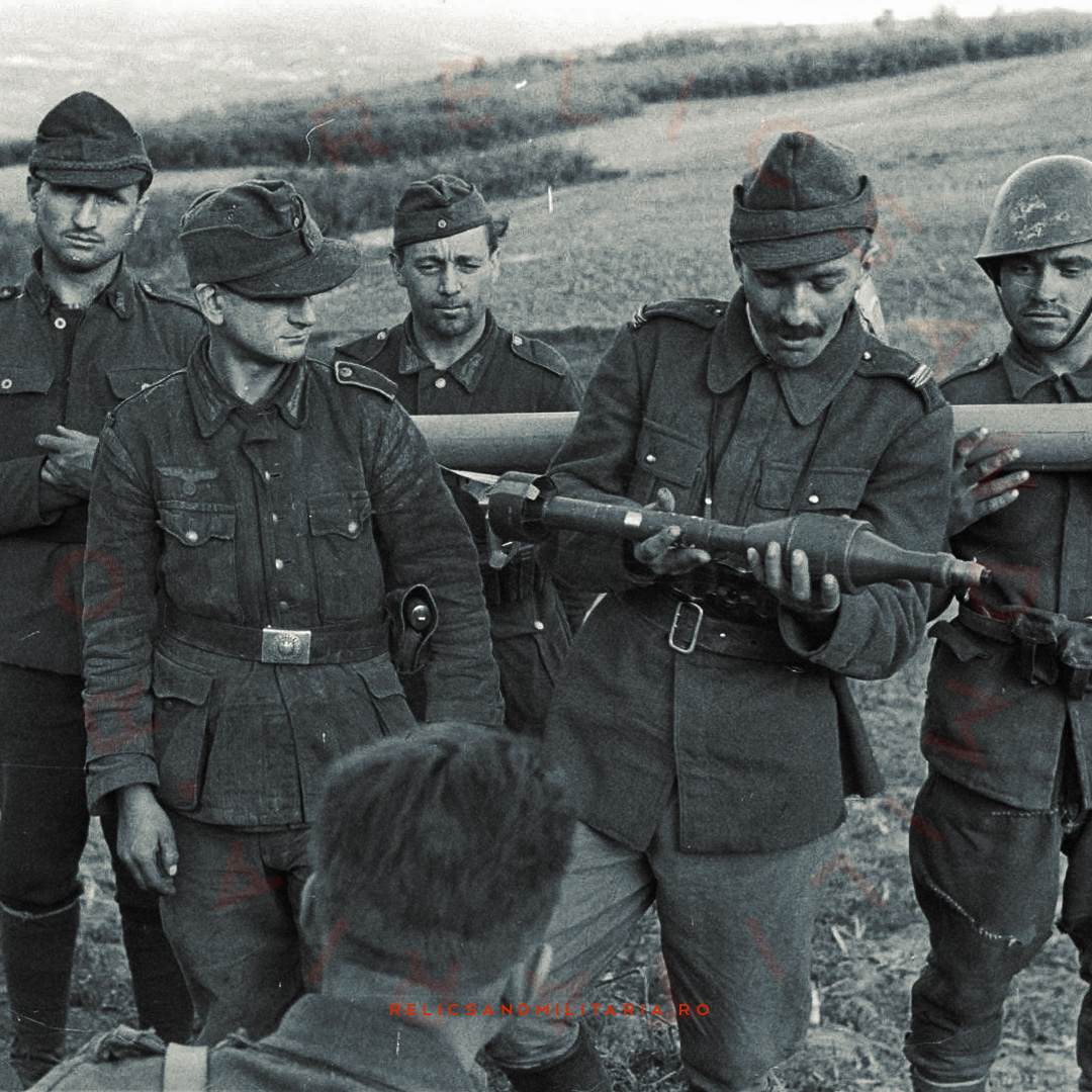 3 WW2 Romanian soldiers with Panzerschreck rocket-propelled hollow-charge anti-tank grenade