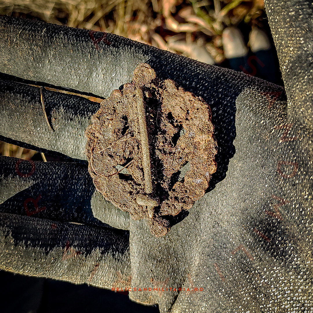 4 WW2 German relics metal detecting in Romania SA sport badge